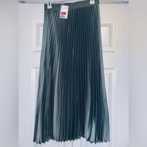 H&M green pleated skirt